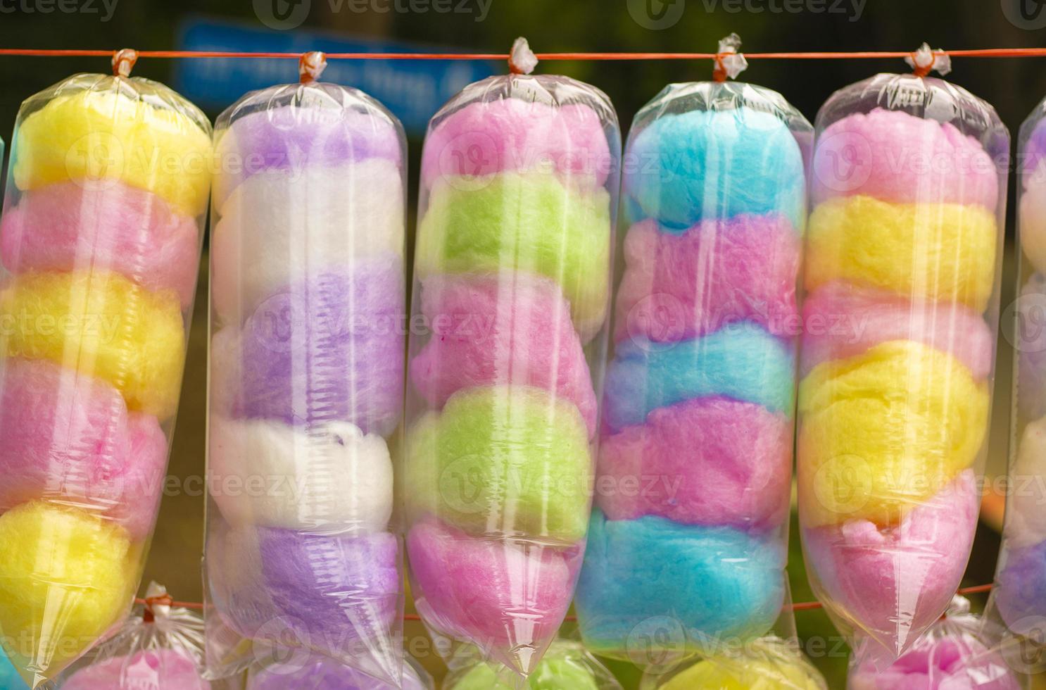algodón de azúcar arcoíris atado con una cuerda roja foto