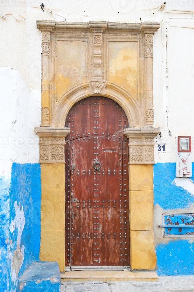 puerta de un edificio en kasbah de los udayas en rabat, marruecos foto