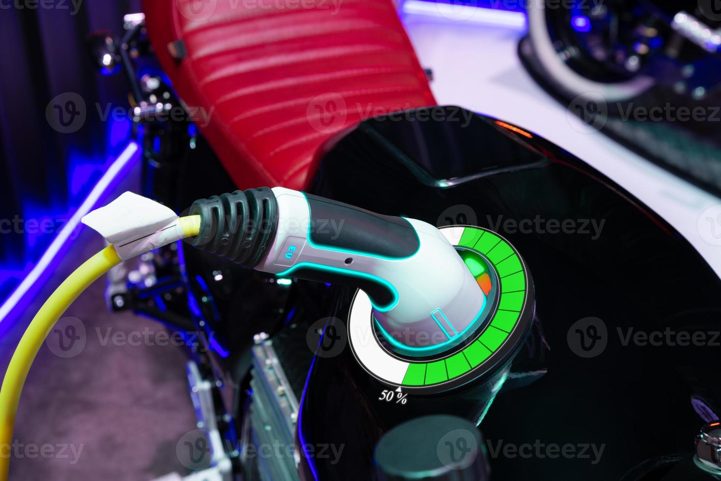 carga de motocicletas eléctricas con interfaz gráfica de usuario, concepto de automóvil ev de tecnología futura foto