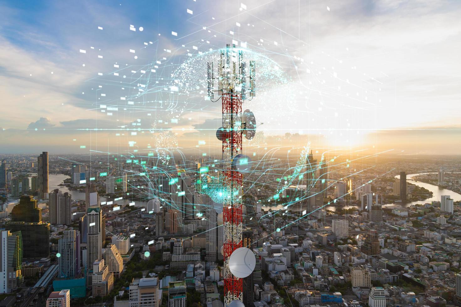 torre de telecomunicaciones con antena de red celular 5g en el fondo de la ciudad, conexión global y concepto de red de Internet foto