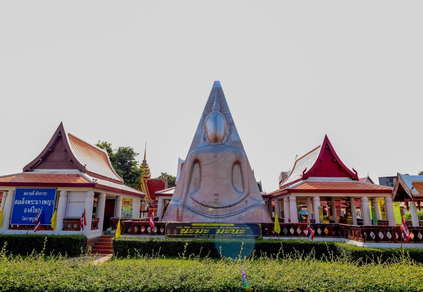 estatua de buda, nang praya en el templo wat ratburana, phitsanuloke, tailandia. foto
