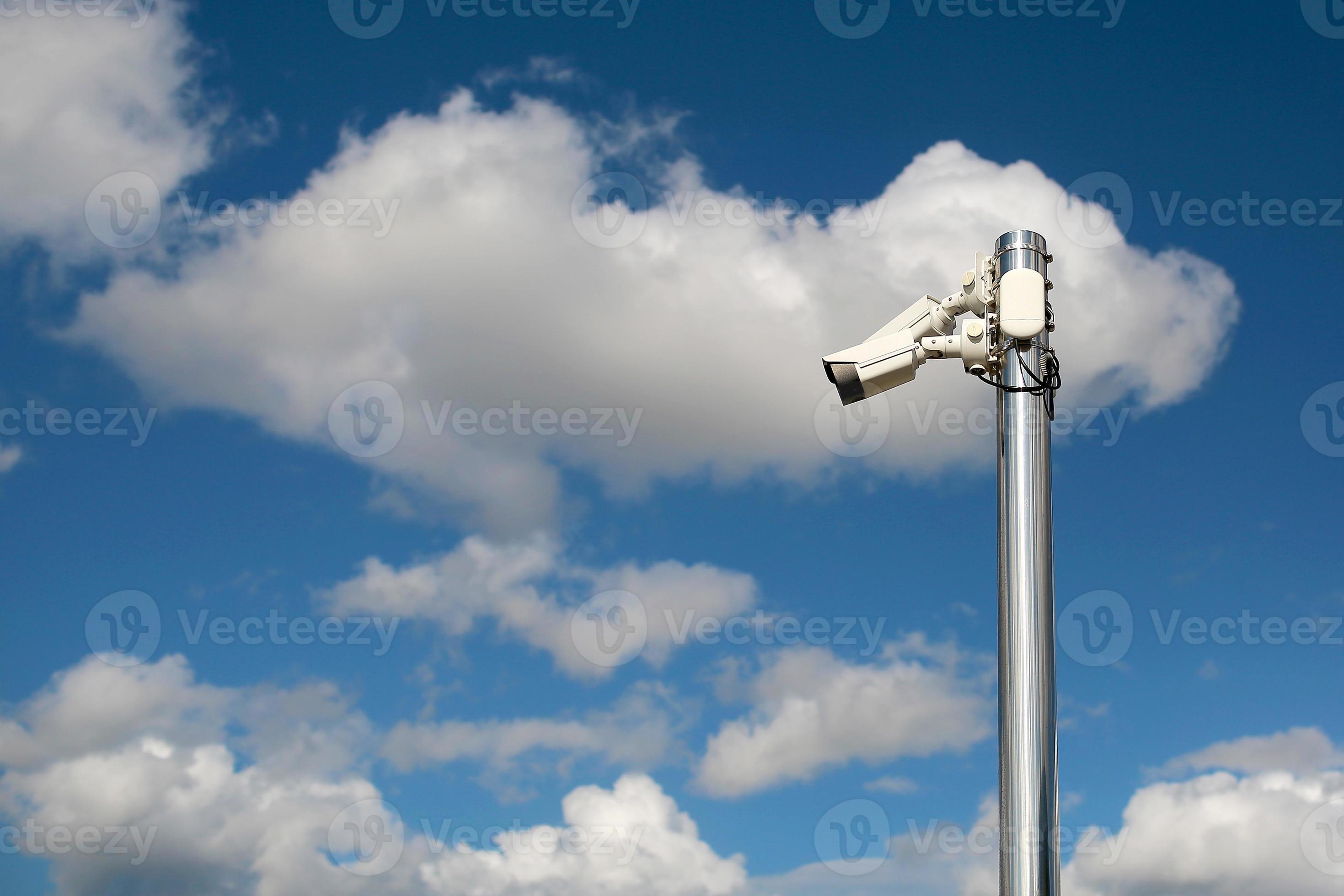 360 Grados De Cámaras De Vigilancia En Un Poste, El Cielo Azul. Fotos,  retratos, imágenes y fotografía de archivo libres de derecho. Image 11143489