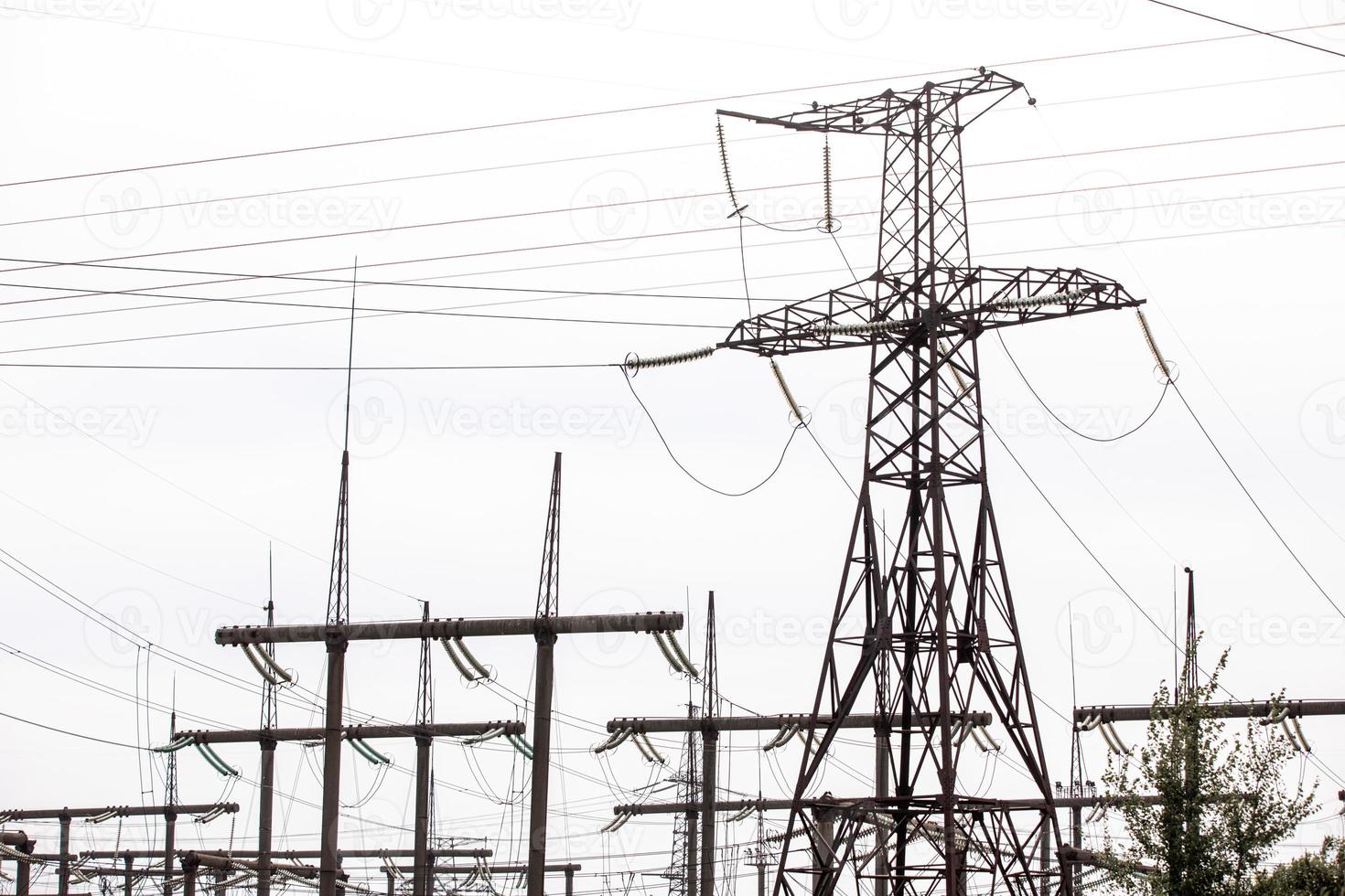 planta de energía. estación de transmisión y distribución de alta tensión. alambre de energía eléctrica. foto