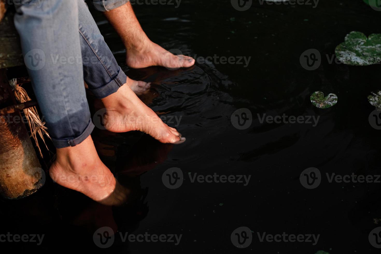 pareja feliz corriendo en aguas poco profundas. Hora de verano. pareja amorosa está jugando en el agua. enfoque selectivo foto