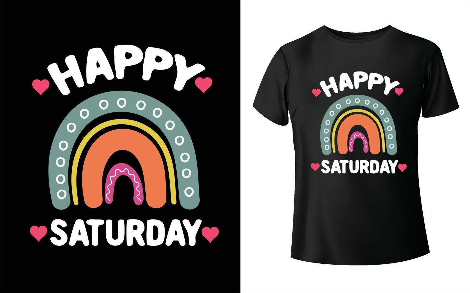 ★送料・関税込★SATUR★Happy Saturday Typo Graphic T-Shirt★ SATUR】 (W) 快適さと自由 HAPPY SATURDAY TYPO GRAPHIC T-SHIRT