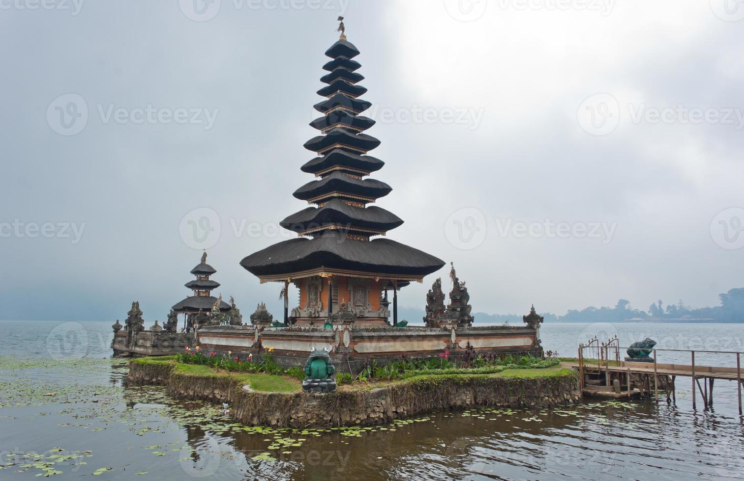 templo ulun danu bratan en bali, indonesia foto