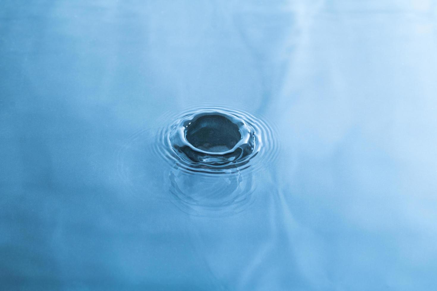 formas en la superficie del agua azul, gotas de agua, superficie del agua, salpicaduras de agua foto