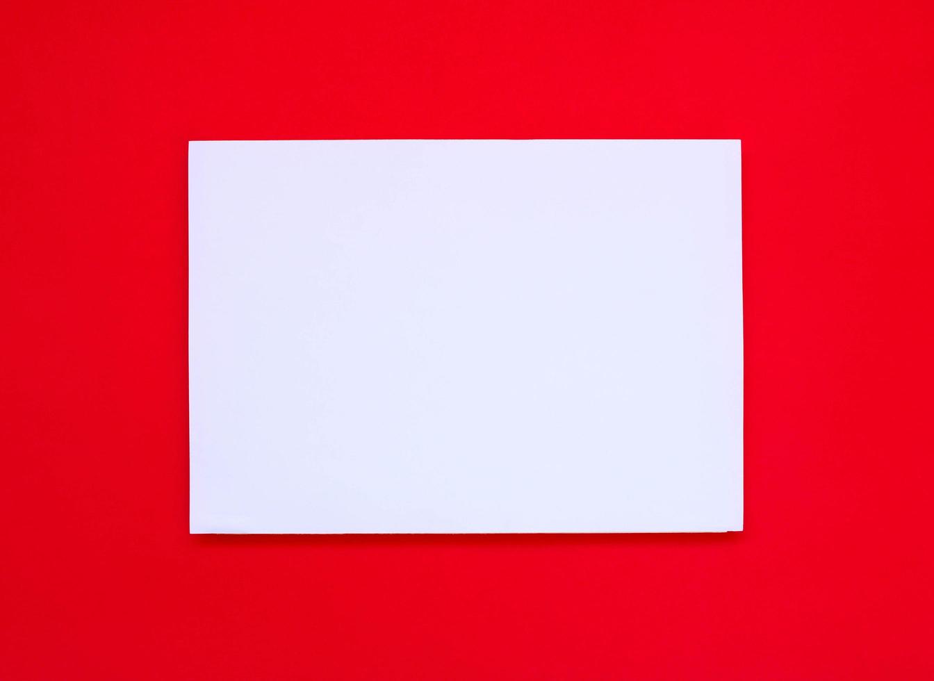 papel blanco en blanco sobre papel de arte rojo con varias pautas. foto