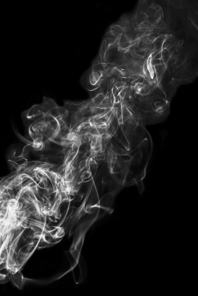 humo blanco abstracto animado sobre un fondo negro foto