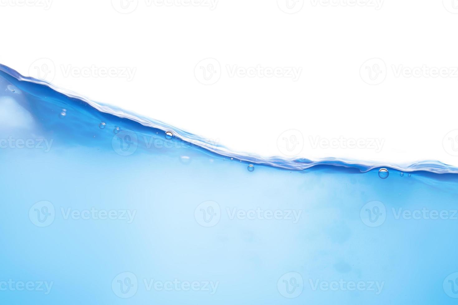superficie de agua azul en movimiento y burbujas en un fondo blanco foto