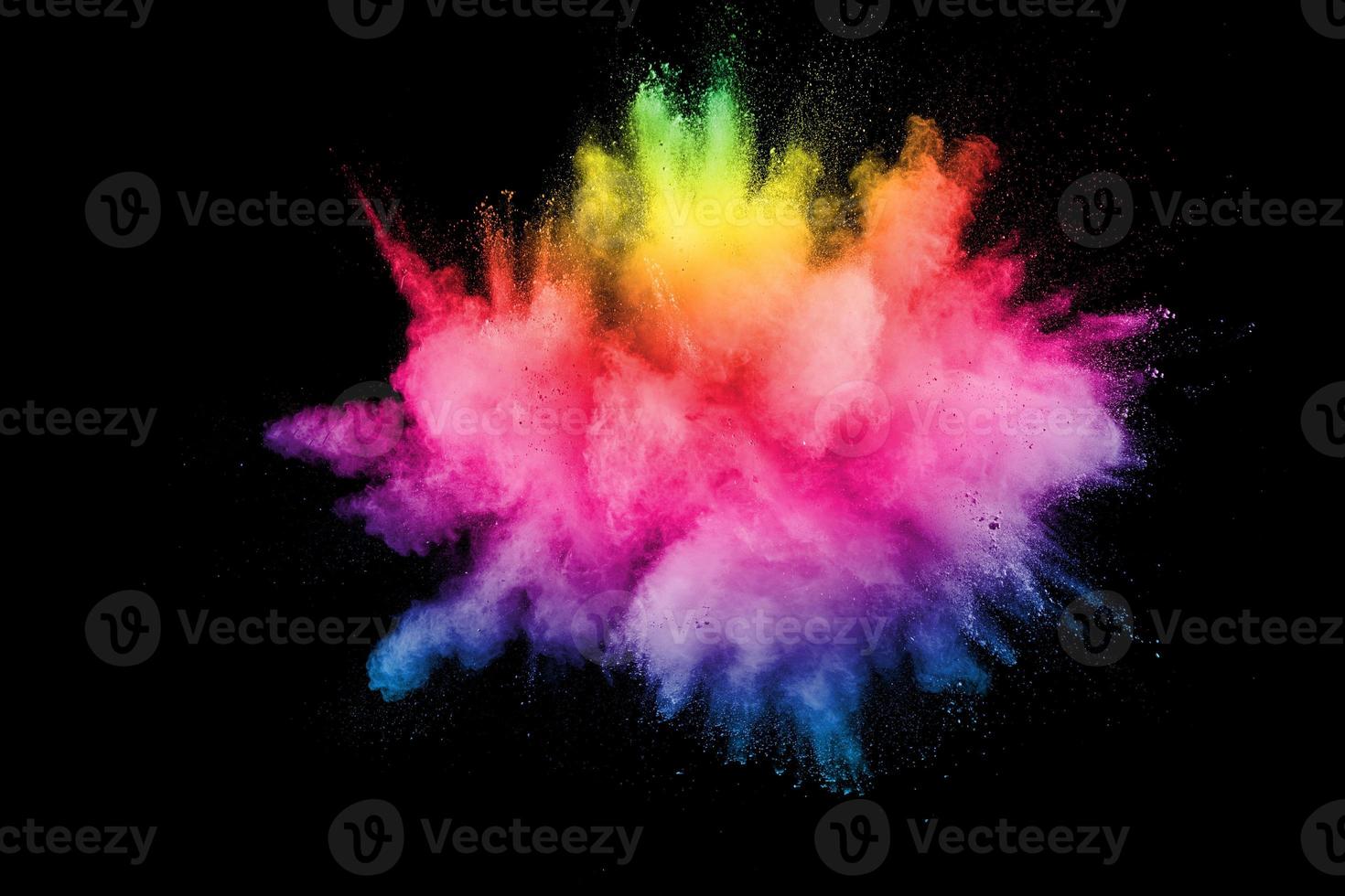 explosión de polvo multicolor abstracto sobre fondo negro. partículas de polvo de color salpicadas en el fondo. foto