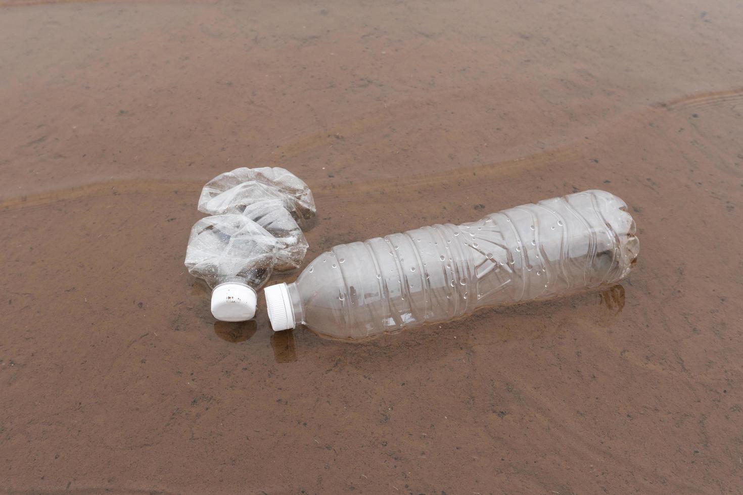 Contaminación de botellas de agua de plástico en el concepto de entorno oceánico foto