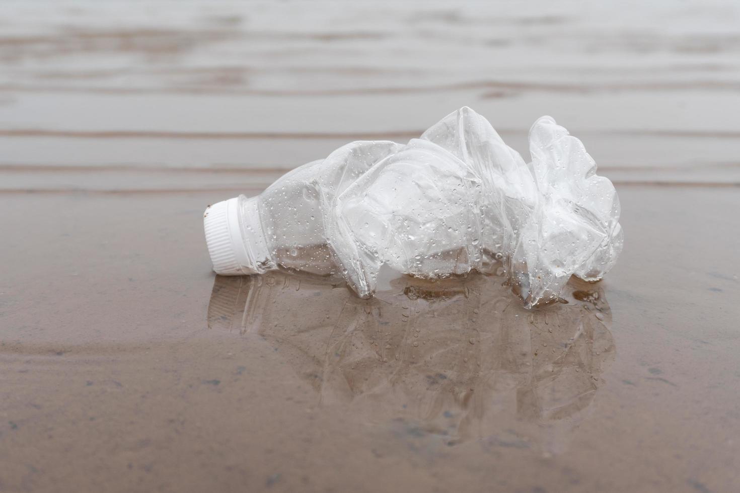 Contaminación de botellas de agua de plástico en el concepto de entorno oceánico foto