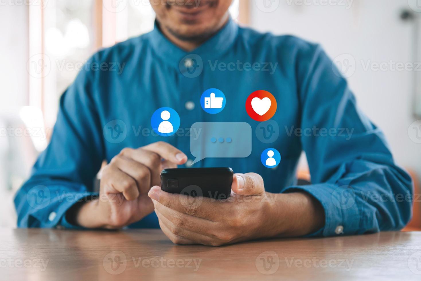 redes sociales y concepto digital en línea, hombres que usan teléfonos inteligentes. el concepto de vivir de vacaciones y jugar en las redes sociales. distanciamiento social, concepto de trabajo desde casa. foto