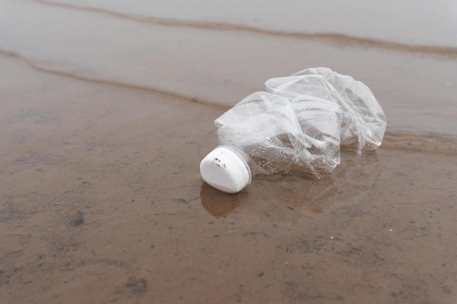 Contaminación de botellas de agua de plástico en el concepto de entorno oceánico foto