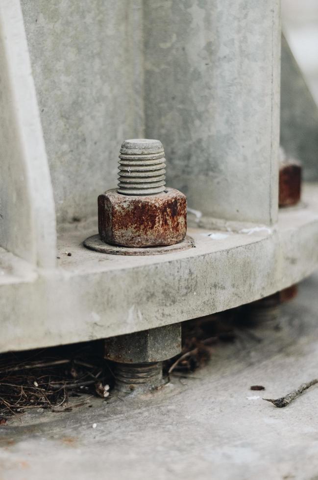 montaje de tornillo de tuerca en el tubo de metal foto