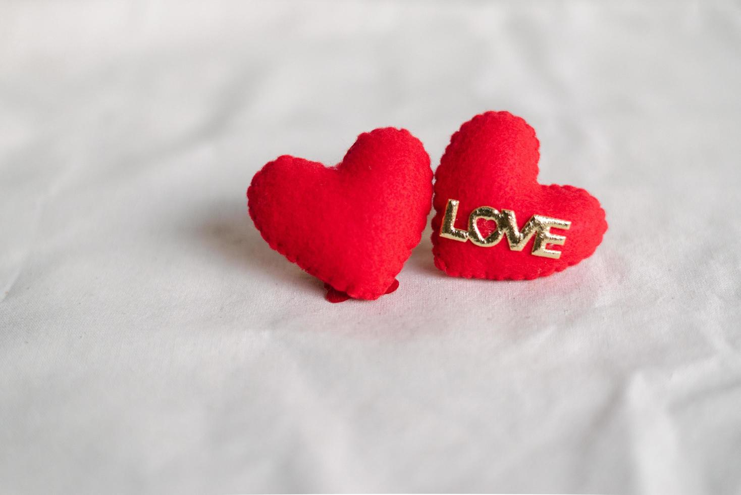 amor corazones sobre fondo de textura de algodón. concepto de tarjeta de San Valentín. corazón para el fondo del día de san valentín. foto