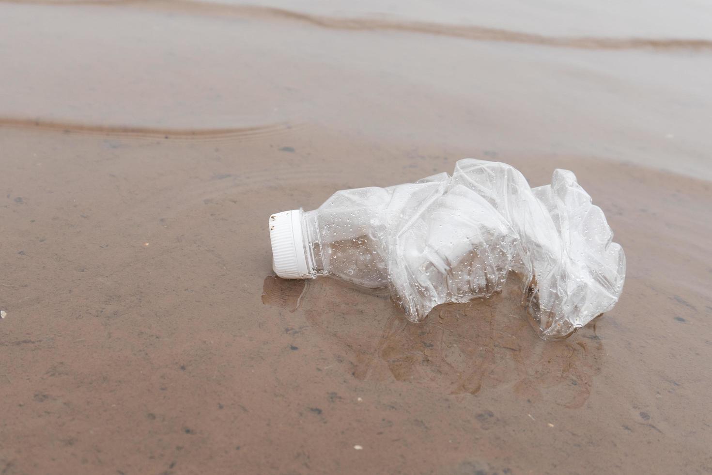 Contaminación de botellas de agua de plástico en el concepto de entorno oceánico foto