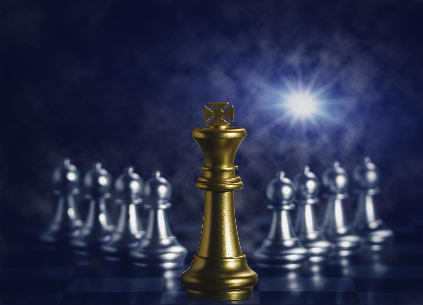 el ajedrez del rey dorado está rodeado de piezas de ajedrez plateadas para luchar con el trabajo en equipo hacia la victoria, el concepto de estrategia empresarial y el concepto de líder y trabajo en equipo para el éxito. foto