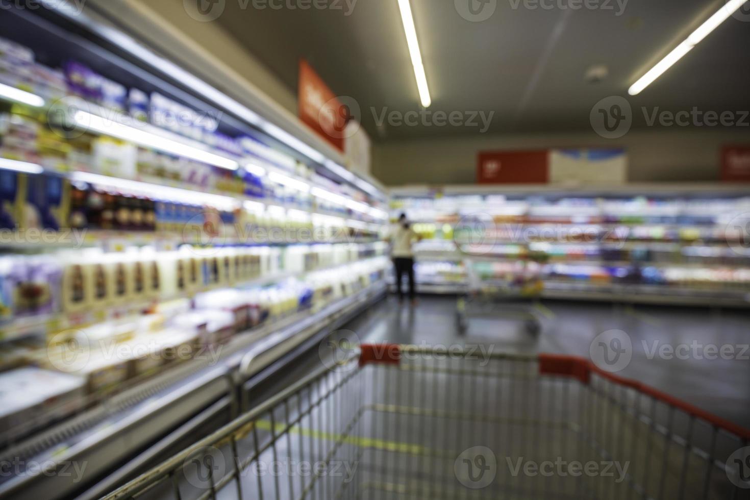 el desenfoque desenfocado de beber leche alimentos comprar carrito de compras puesto en un estante en la bebida foto