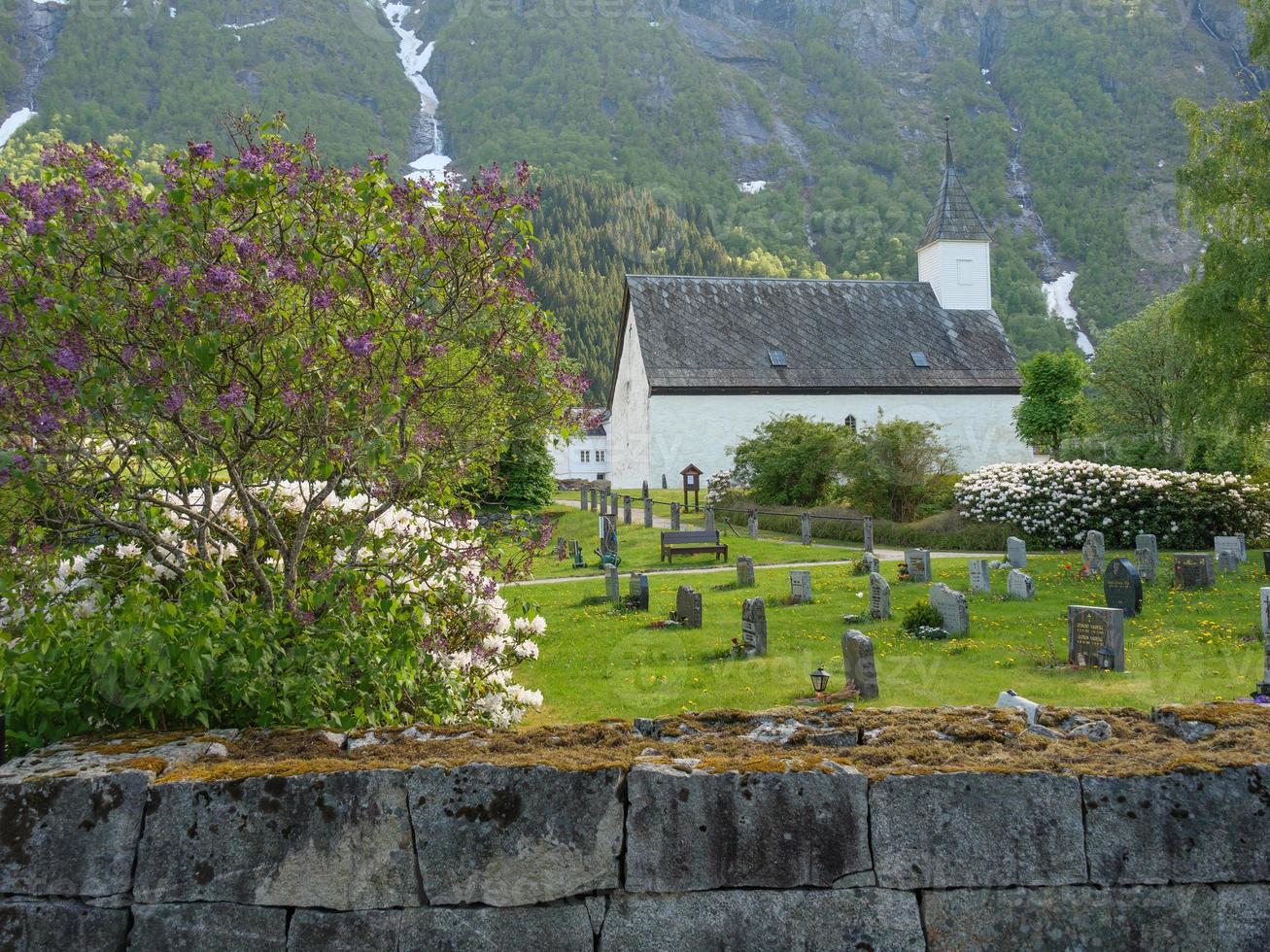 el pequeño pueblo eidfjord en el fiordo noruego hardangerfjord foto