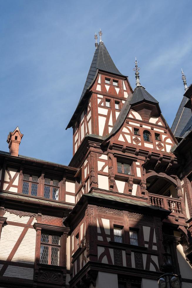 vista exterior del castillo de peles en sinaia wallachia rumania el 21 de septiembre de 2018 foto