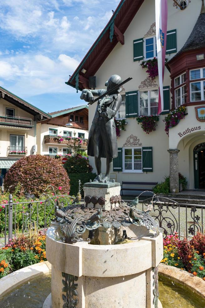 estatua de mozart fuera del edificio del ayuntamiento en st. gilgen foto