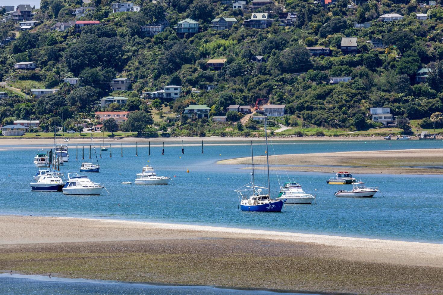 barcos en la ensenada en tairua nueva zelanda foto