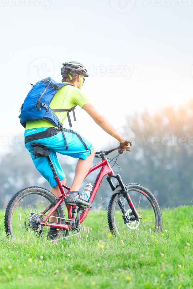 un hombre joven montando una bicicleta de montaña al aire libre foto
