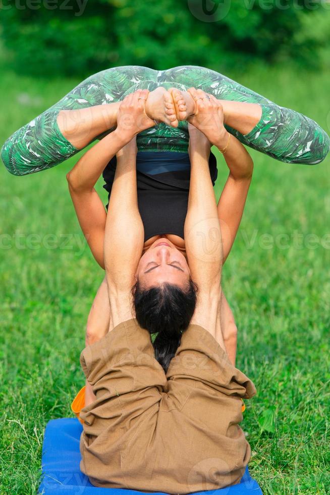 acroyoga en el parque foto