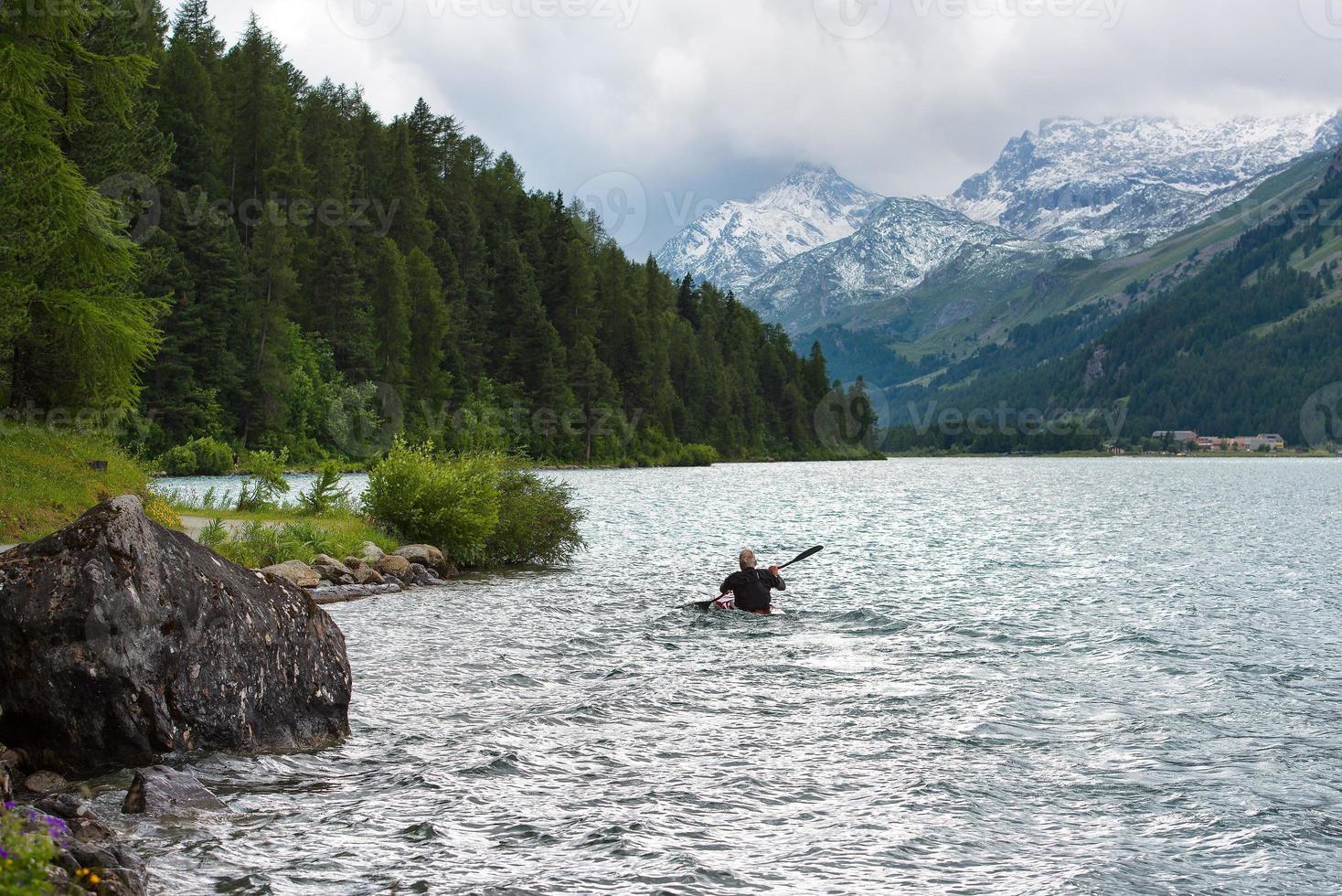 piragüista en el lago de los alpes foto