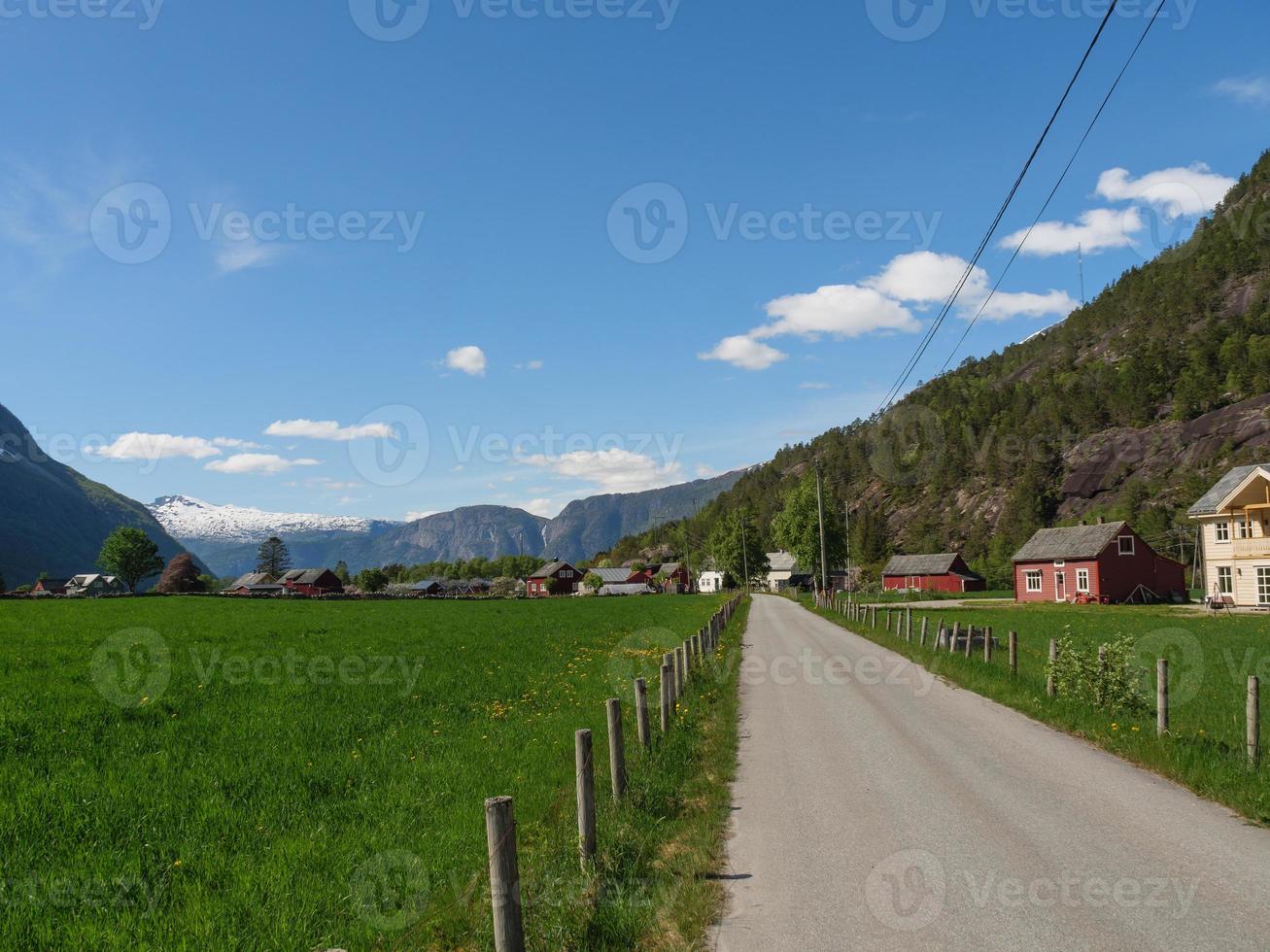 el pequeño pueblo eidfjord en el fiordo noruego hardangerfjord foto