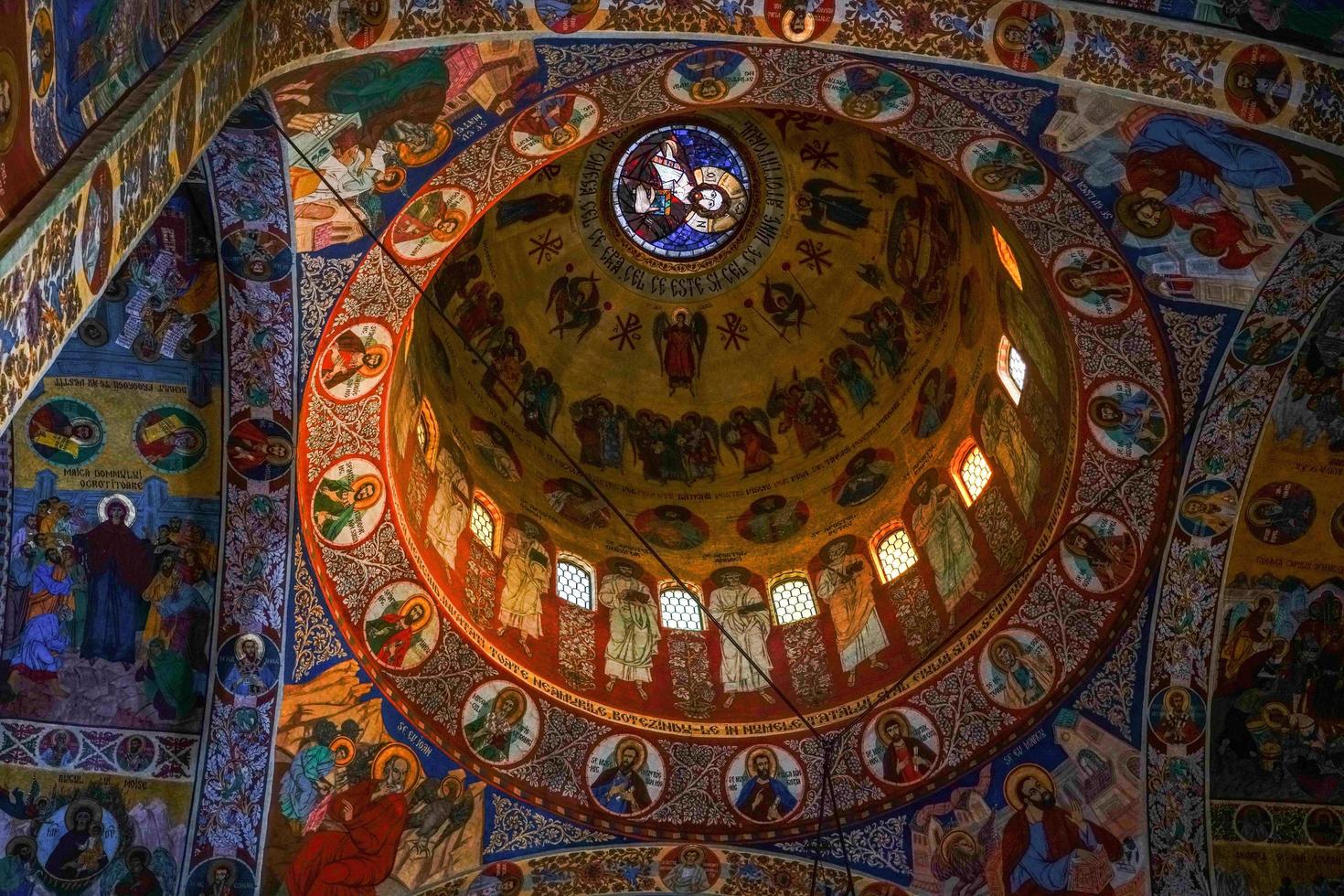 vista interior decorativa de la catedral de la ascensión en targu mures transilvania rumania el 17 de septiembre de 2018 foto