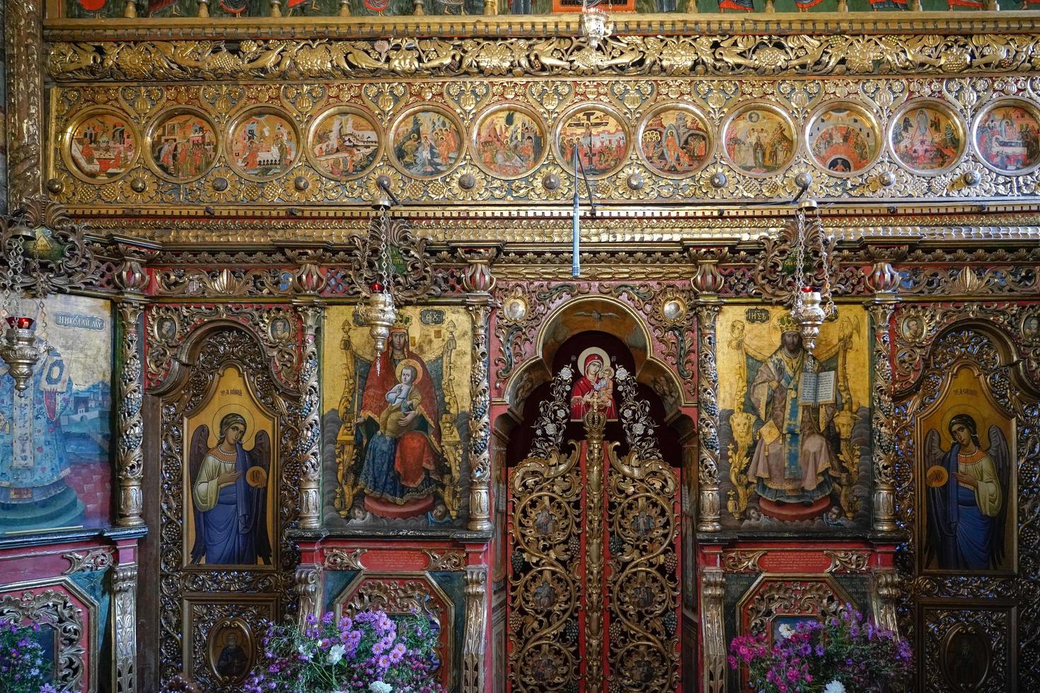 vista interior del monasterio en moldovita en moldovia rumania el 18 de septiembre de 2018 foto