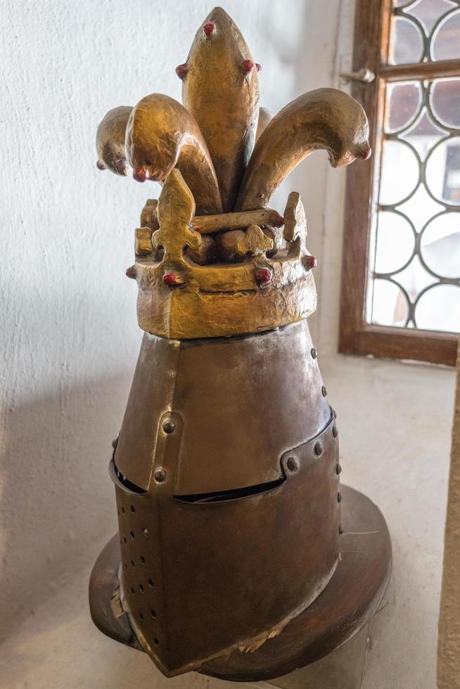 vista del casco de un caballero en el castillo de drácula en salvado transilvania rumania el 20 de septiembre de 2018 foto