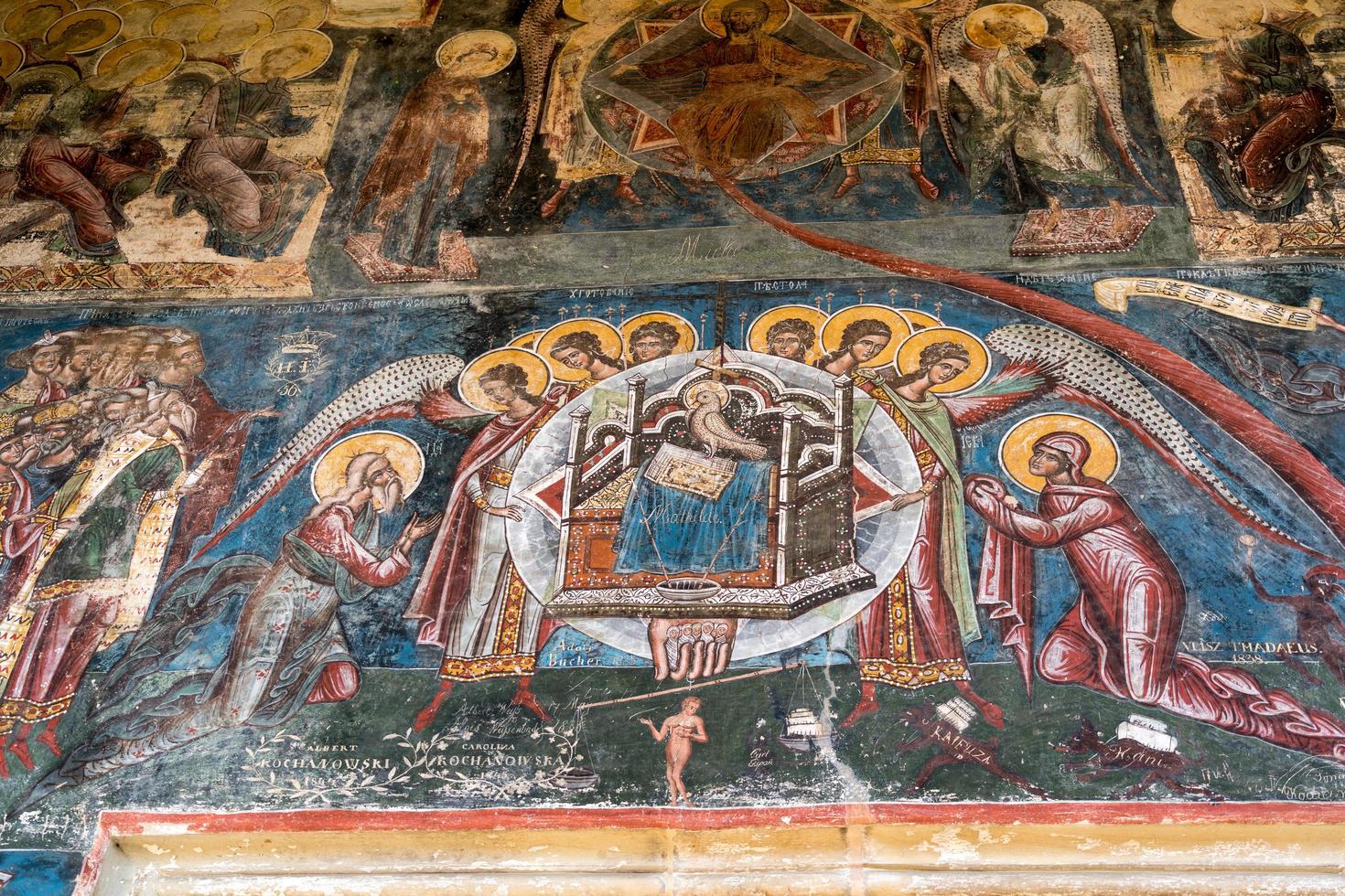 frescos en el exterior del monasterio en moldovita en moldovia rumania el 18 de septiembre de 2018 foto