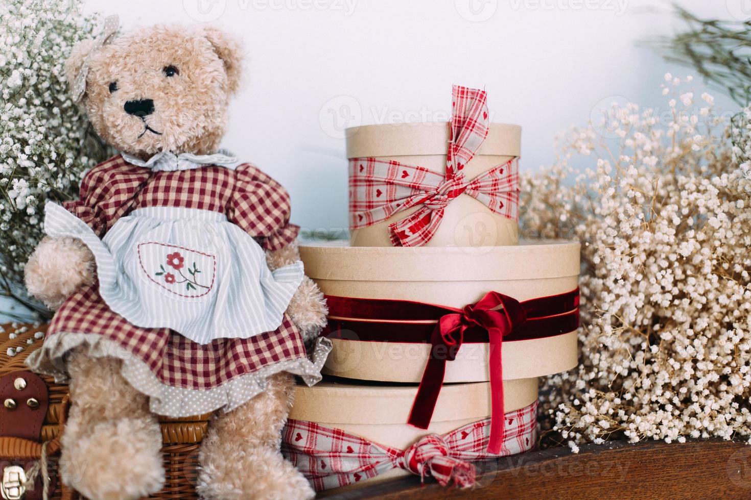 concepto de embalaje festivo. cajas redondas con regalos, decoradas con una cinta roja. foto