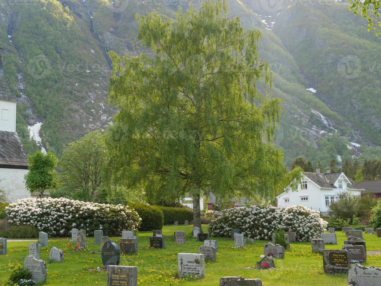 el pequeño pueblo eidfjord en el fiordo noruego hardangerfjord foto