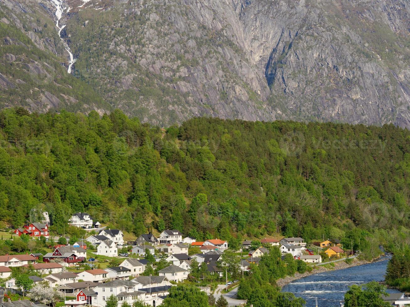 el pequeño pueblo eidfjord en el fiordo noruego hardangerfjord foto