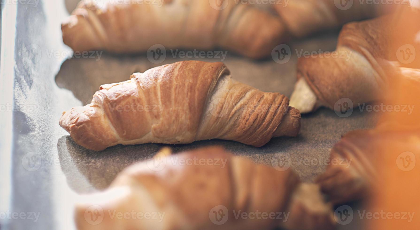 Primer plano de pastelería recién horneada en casa. cocina casera, croissants, buenos días, comida para el desayuno foto