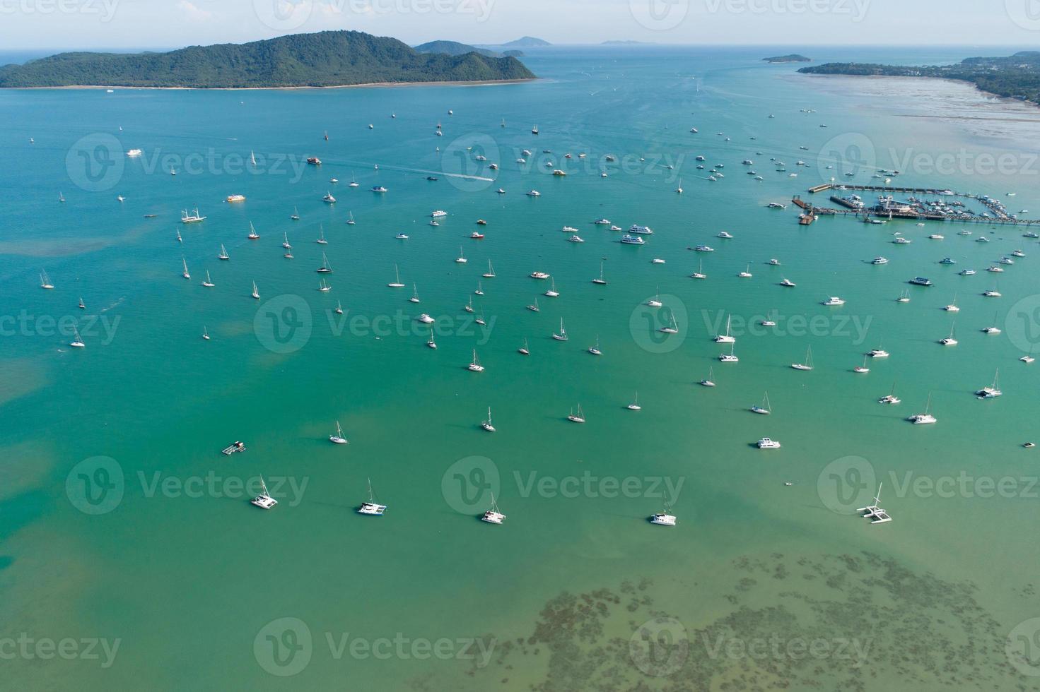 paisaje aéreo paisaje marino chalong pier con veleros yates y ravel barcos en el mar vista increíble imagen de viaje por drones volando vista de arriba hacia abajo. foto