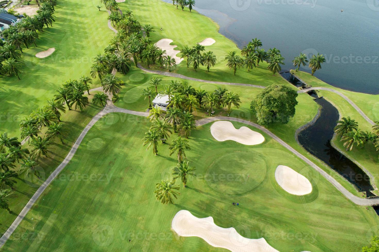 vista aérea del campo de golf verde en tailandia hermosa hierba verde y árboles en un campo de golf con fairway y putting green en temporada de verano foto