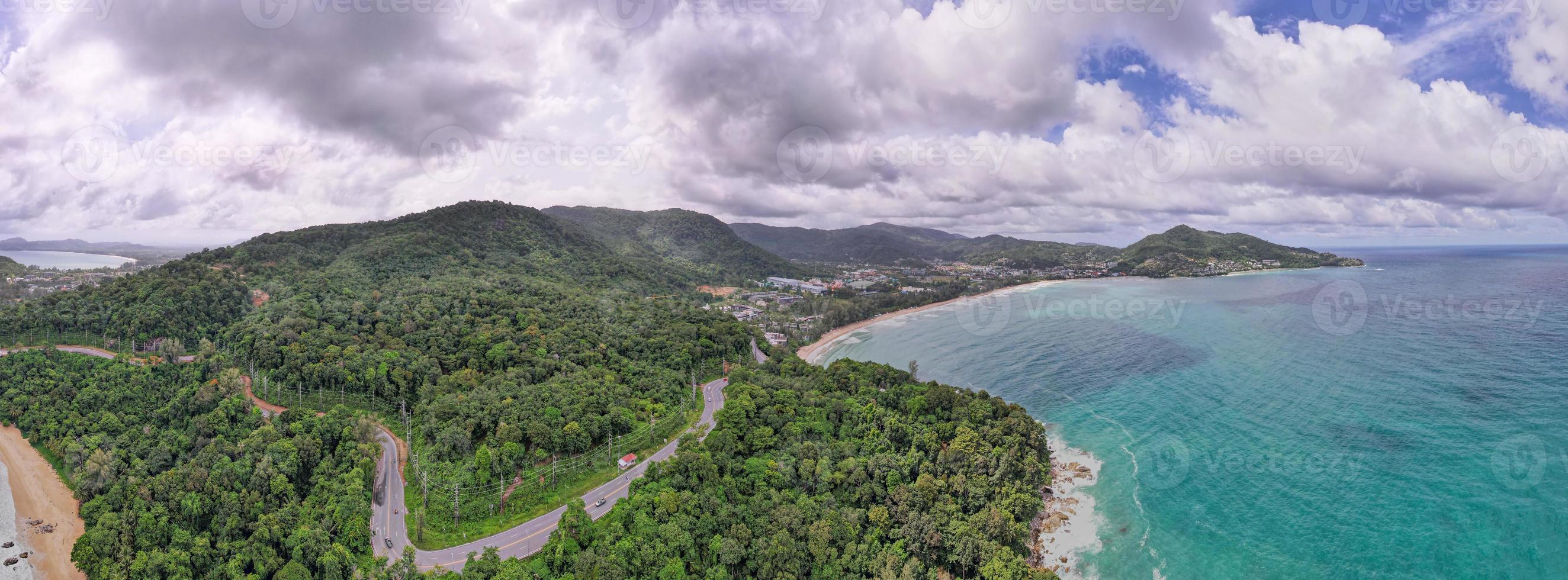 vista panorámica de la naturaleza del paisaje desde la cámara del dron. vista aérea de la costa en phuket, tailandia. hermoso mar en verano día soleado foto