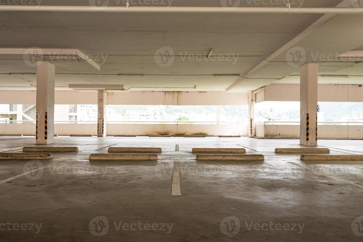 garaje de estacionamiento interior de tienda por departamentos estacionamiento vacío o interior de garaje oficina de edificio de negocios foto