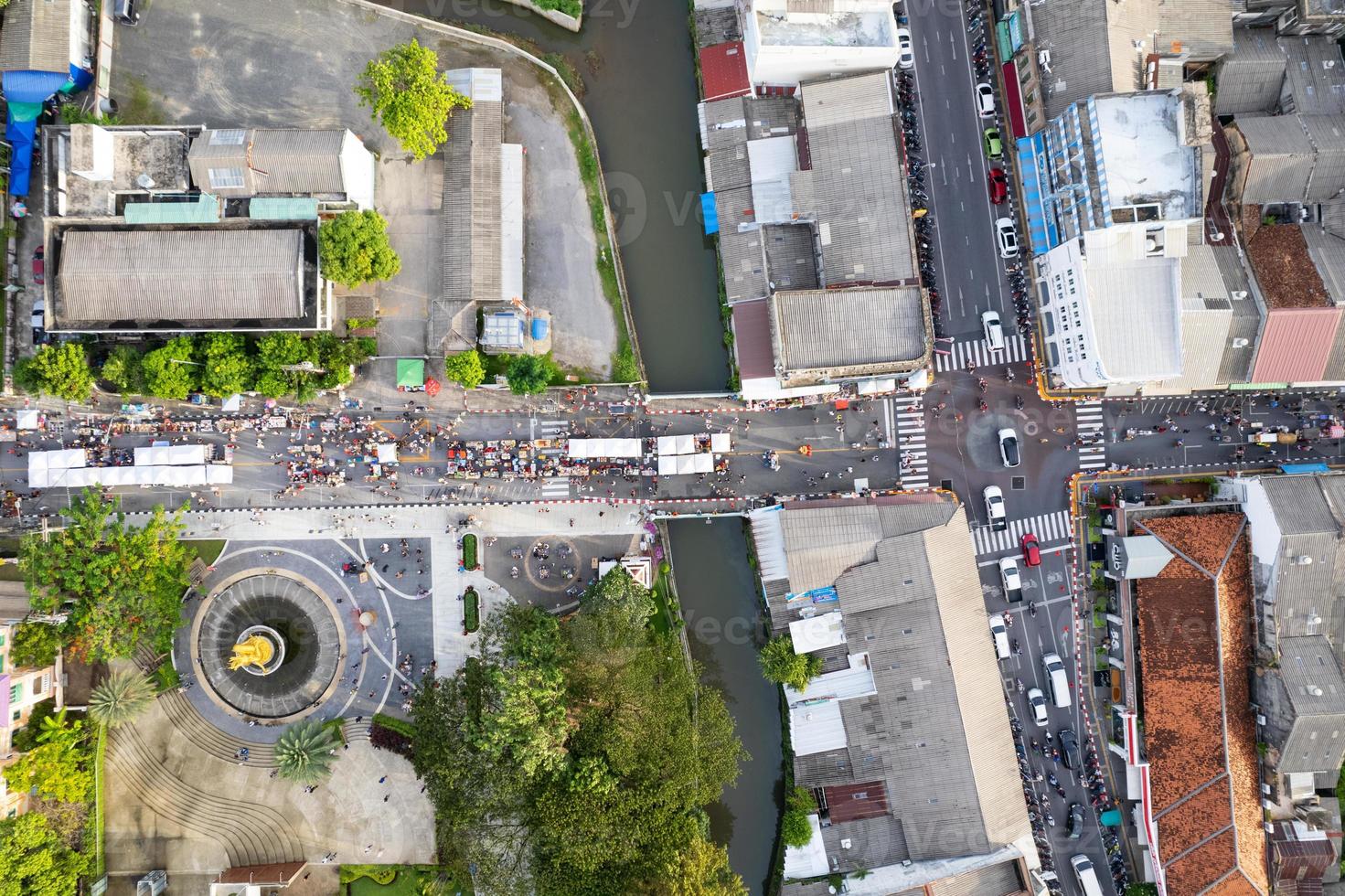 vista aérea drone volando sobre la ciudad de phuket thailand.drone sobre un mercado nocturno de la calle el domingo en la ciudad de phuket y turistas caminando de compras en la calle vieja llena de vendedores locales que venden comida y ropa foto