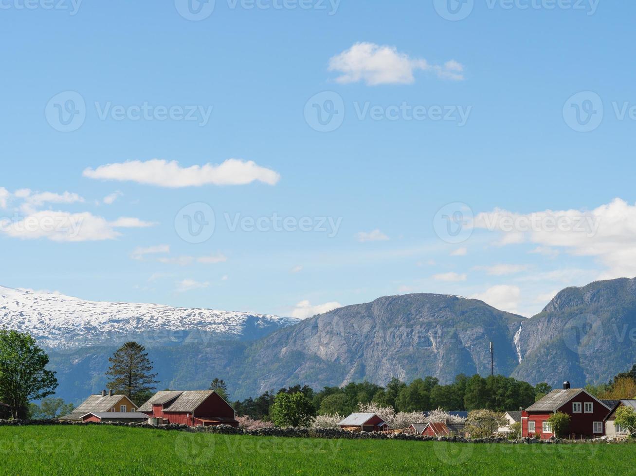 el pequeño pueblo eidfjord en el fiordo noruego hardangerfjord foto