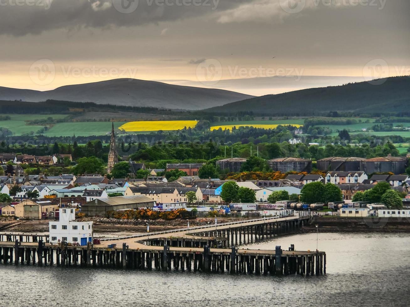 la ciudad de inverness y las tierras altas escocesas foto