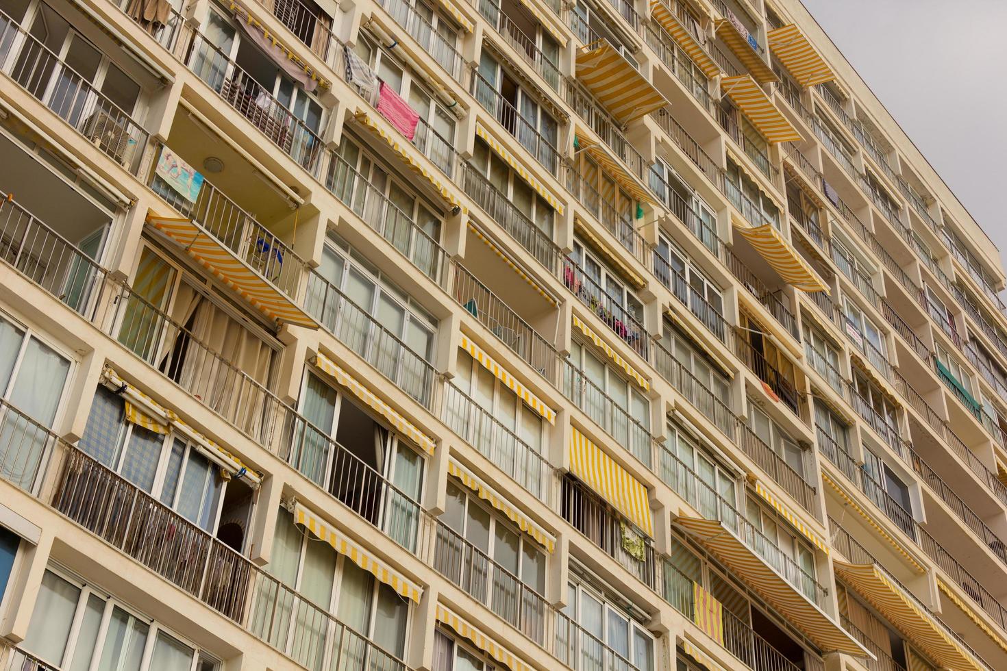 ventanas de apartamentos de verano en la playa foto