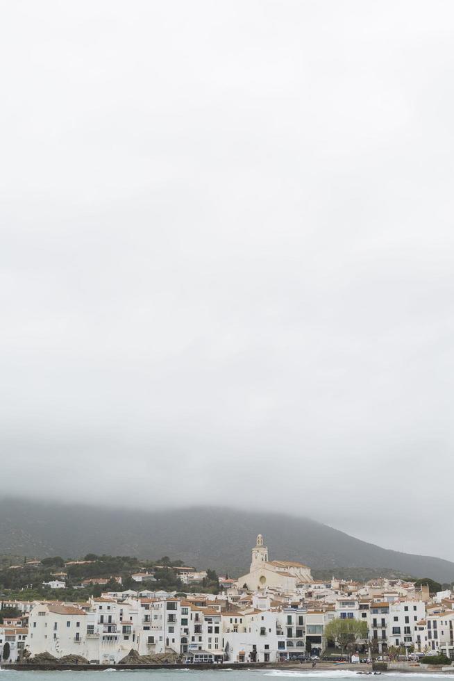 pueblo de cadaques en invierno en el norte de cataluña, españa en la costa brava. foto