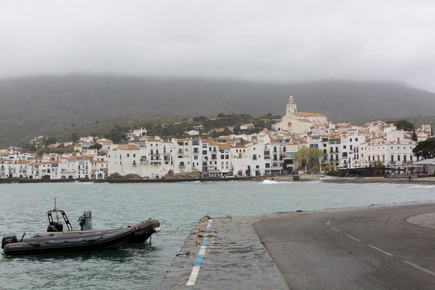 pueblo de cadaques en invierno en el norte de cataluña, españa en la costa brava. foto